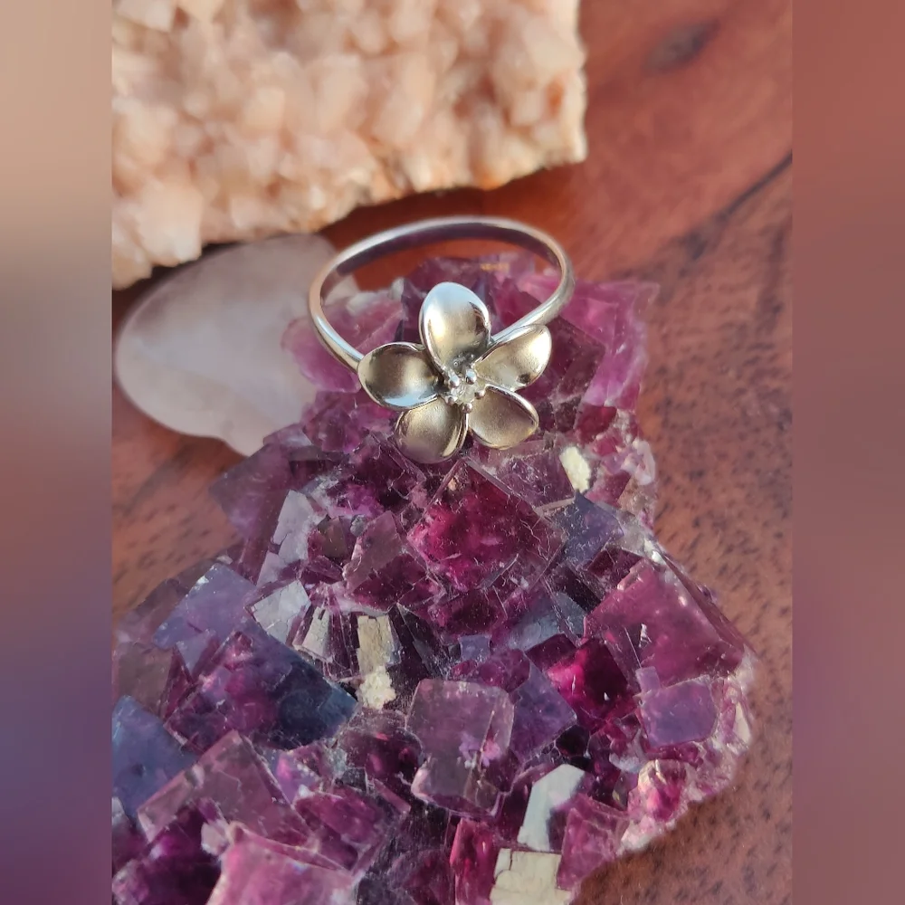✨ Plumeria Hawaiian Flower Ring ✨ - Picture 1 of 3